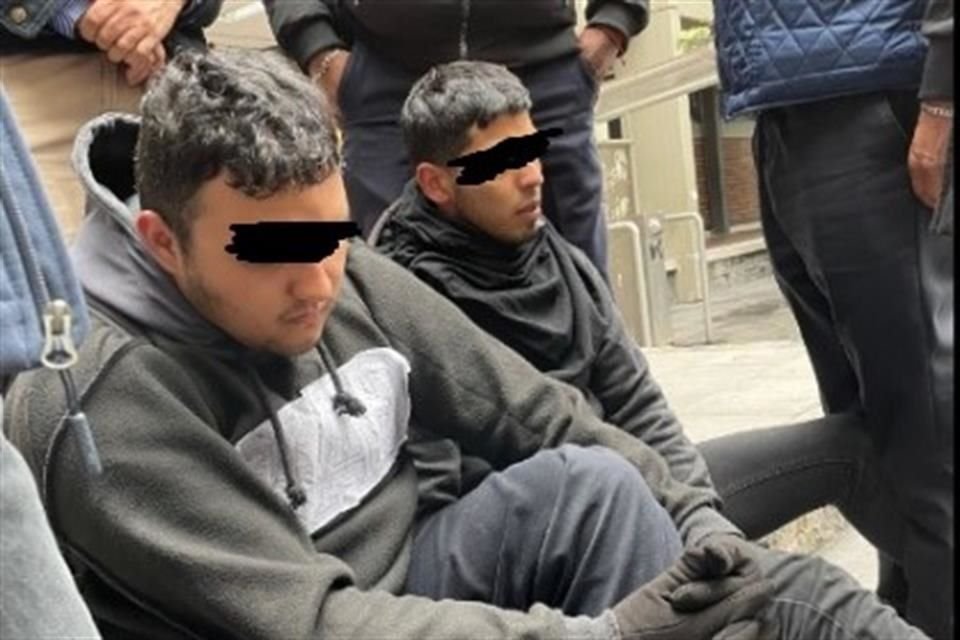 Extraoficialmente, se reporta la retención de dos hombres que presuntamente entraron encapuchados a esta dependencia universitaria con palos y martillos.