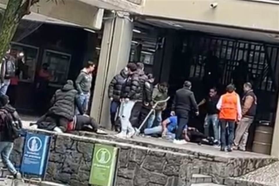 En redes sociales circulan videos de un enfrentamiento entre alumnos y los supuestos porros que están golpeando a jóvenes en el suelo con tubos y palos.