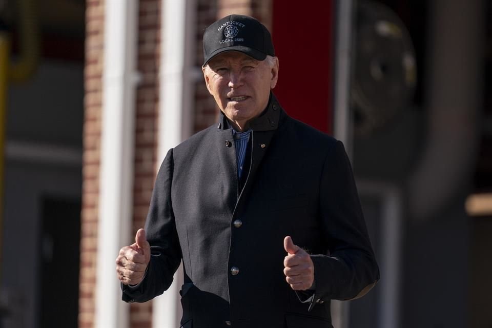 El Presidente Joe Biden habla con reporteros en Massachusetts el 23 de noviembre del 2023.