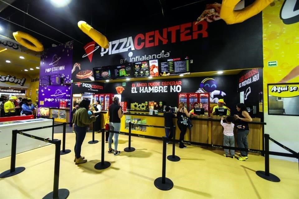 El Pizza Center es la parte de restaurante. La especialidad es la pizza de nutella, pero también hay ensaladas y paquetes infantiles con juguete incluido.