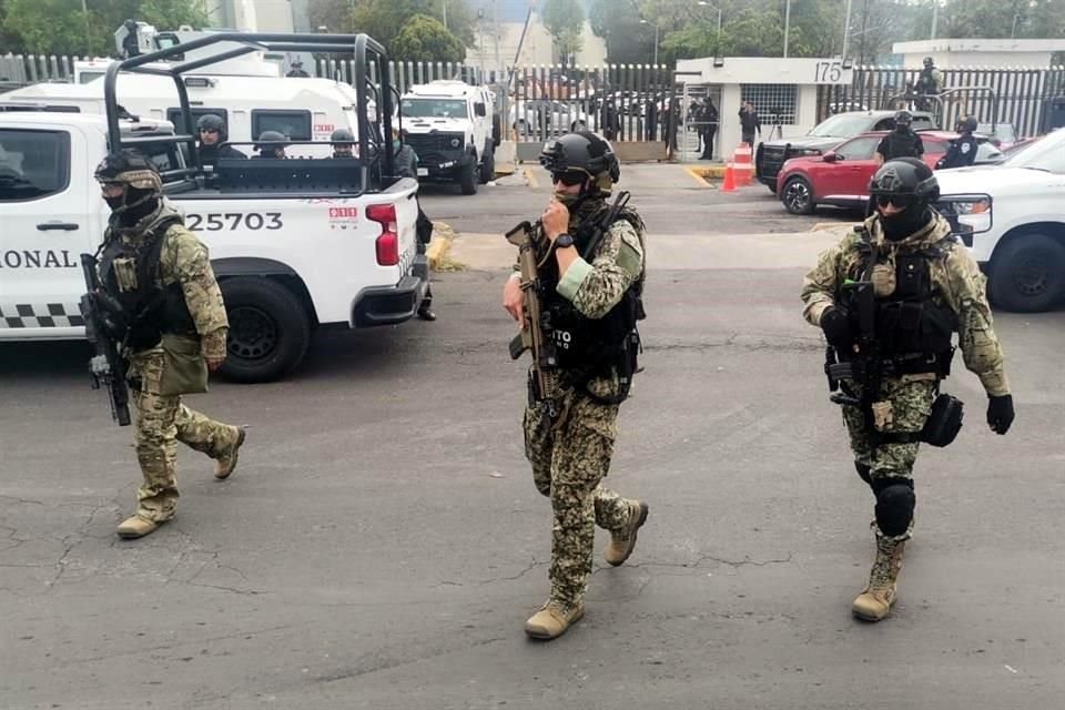 Todos los militares y agentes de GN están embozados y con armas largas.