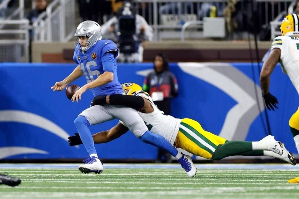 Jared Goff sufrió con la defensiva rival.