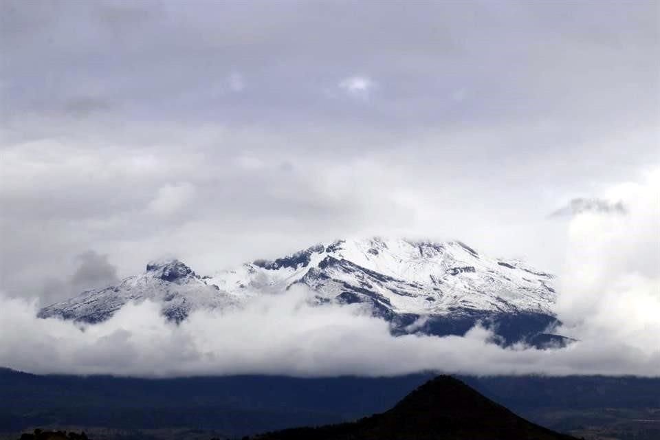 El Iztaccíhuatl las primeras horas de este jueves.