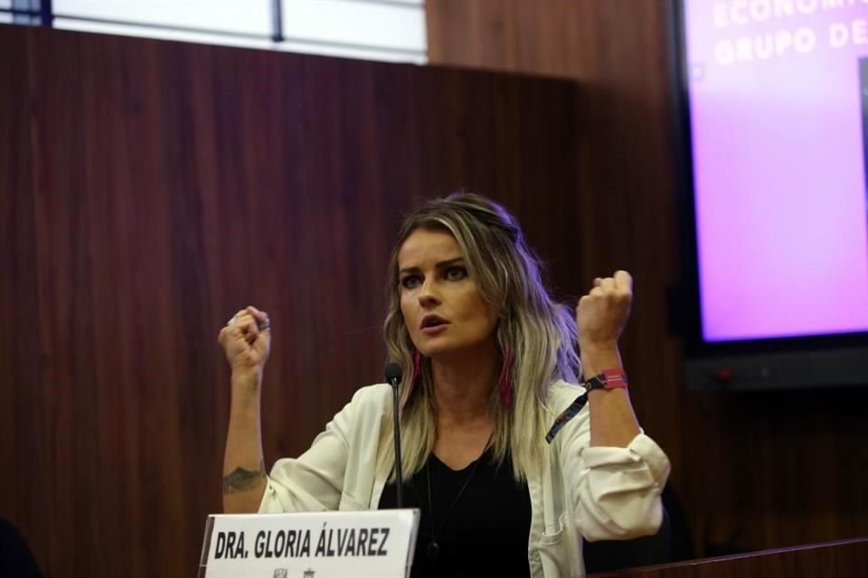 Gloria Álvarez realizó una conferencia sobre '21 Lecciones para ser libre en el Siglo 21' en la Facultad de Derecho.