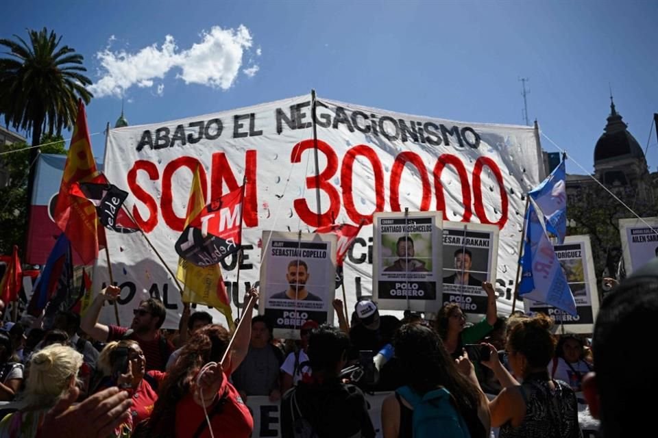 Miembros de movimientos de izquierda se manifiestan contra el Presidente electo de Argentina, Javier Milei, el 23 de noviembre.