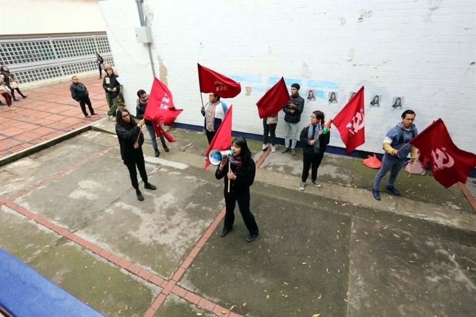 A las afueras de la aula de Maestros del Exilio Español, estudiantes protestaron en contra de la politóloga, calificada de ultraderecha.