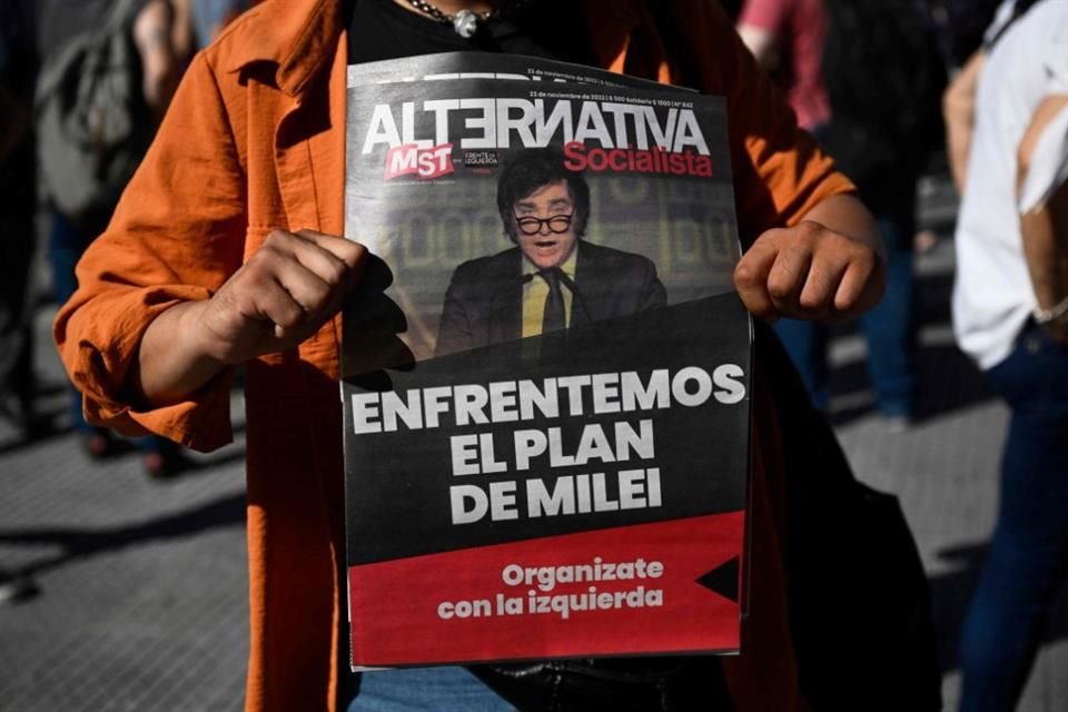 Un cartel durante una protesta contra el Presidente electo de Argentina, Javier Milei, en Buenos Aires.