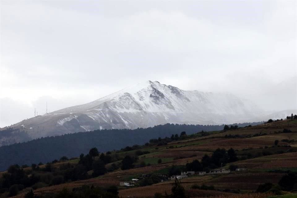 Por un momento las nubes  permitieron observar la punta del Nevado de Toluca.