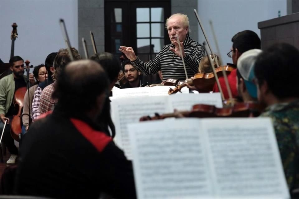 El director Enrique Arturo Diemecke durante un ensayo con la Orquesta Filarmónica de Acapulco en el Salón López Mateos de Los Pinos para el concierto de este viernes en el Cenart.