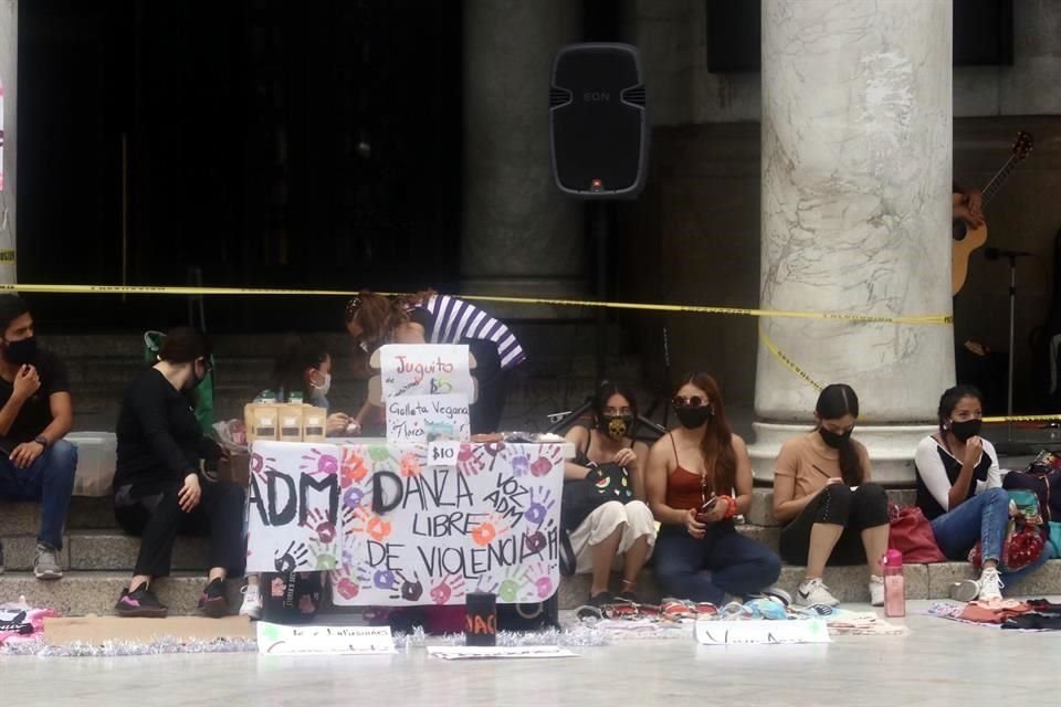 En abril de 2021, estudiantes de la Academia de Danza Mexicana protestaron en la explanada de Bellas Artes por el abuso de autoridad de docentes.