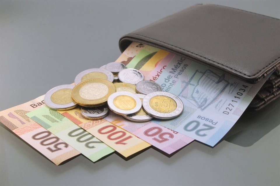 Flores consideró que con los ajustes consecutivos al salario mínimo se podrá alcanzar la meta sexenal de cubrir 2.5 canastas básicas con un salario mínimo. 