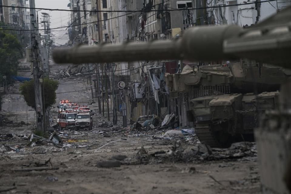 Ambulancias vistas durante una incursión terrestre israelí en Gaza, el 22 de noviembre.