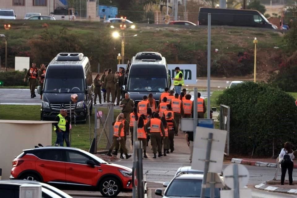 Fuerzas de seguridad de Israel se alistan para recibir a rehenes retenidos por Hamas en Gaza.