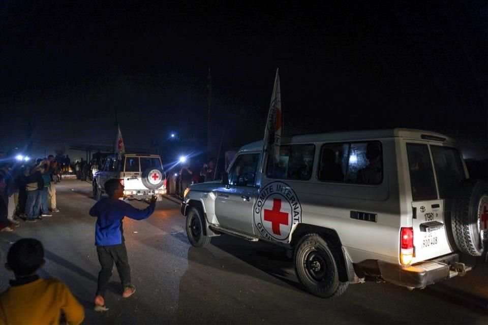 Vehículos de la Cruz Roja Internacional transportaron a rehenes israelíes liberados por Hamas en el punto fronterizo de Rafah de camino a Egipto.