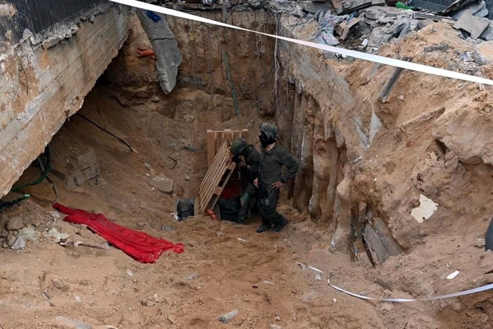 Soldados se encuentran en lo que el Ejército israelí dice es la entrada a un túnel excavado por militantes de Hamas dentro del complejo hospitalario Al-Shifa.