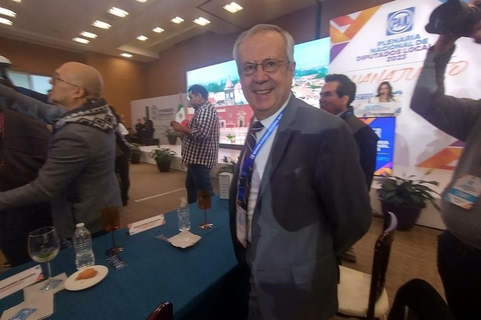 Carlos Urzúa acompañó este viernes a Xóchitl Gálvez.