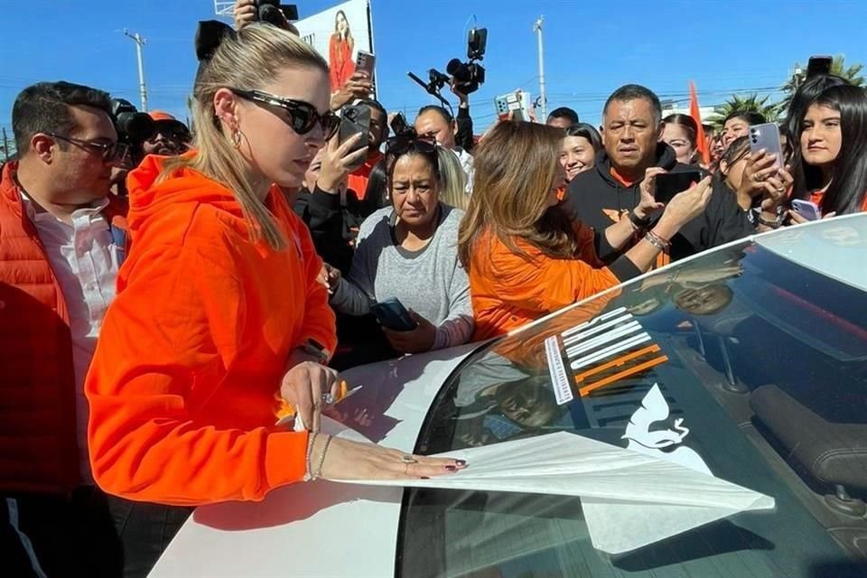 Durante los actos de precampaña, Mariana Rodríguez, esposa de Samuel García, estuvo repartiendo calcas a los automovilistas.