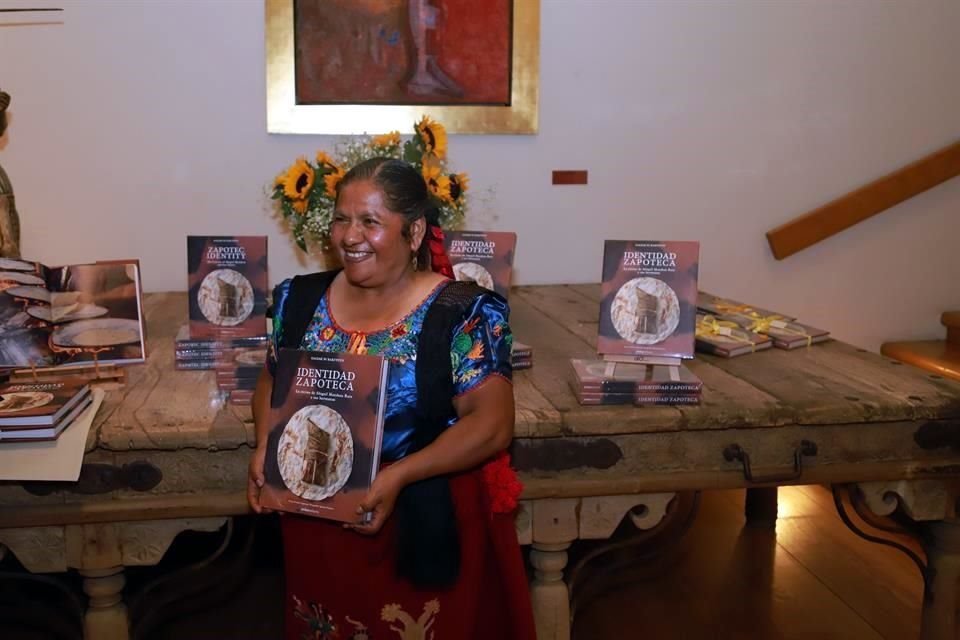 Durante cinco años un equipo de Ambar Editores se entrevistó con la cocinera tradicional y su familia para configurar el libro 'Identidad Zapoteca, la cocina de Abigail Mendoza Ruiz y sus hermanas'.