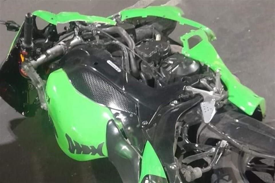 El hombre avanzaba a bordo de una motocicleta deportiva Kawasaki verde con placas del Edomex.