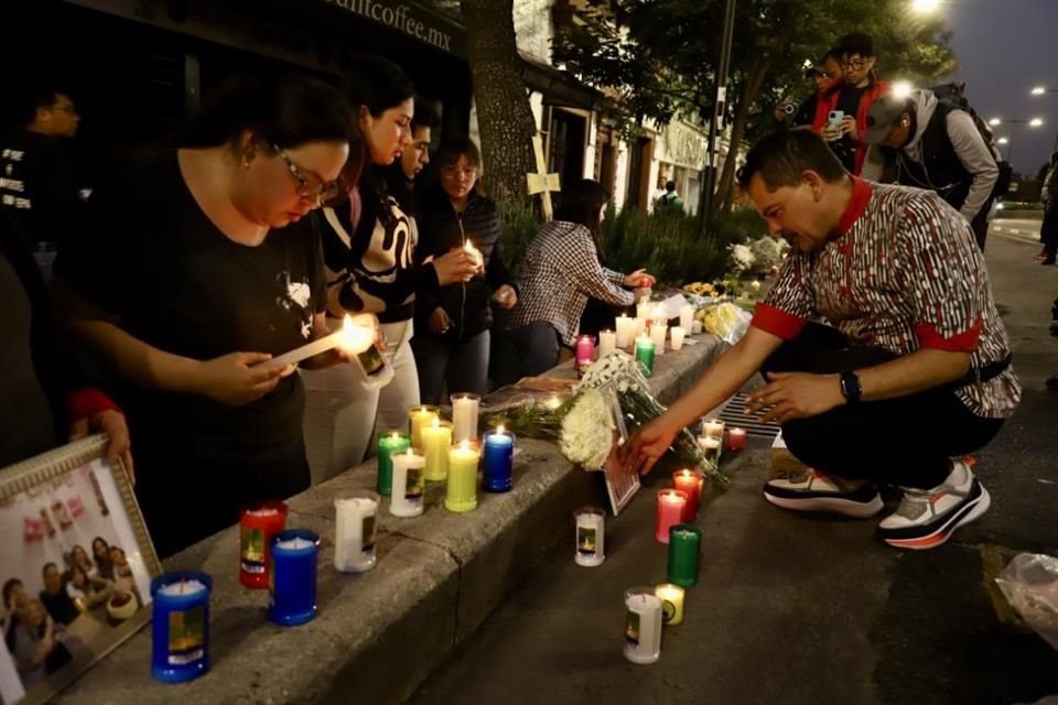 Fueron colocadas flores y velas por los manifestantes, quienes momentáneamente bloquearon la circulación de Chapultepec.