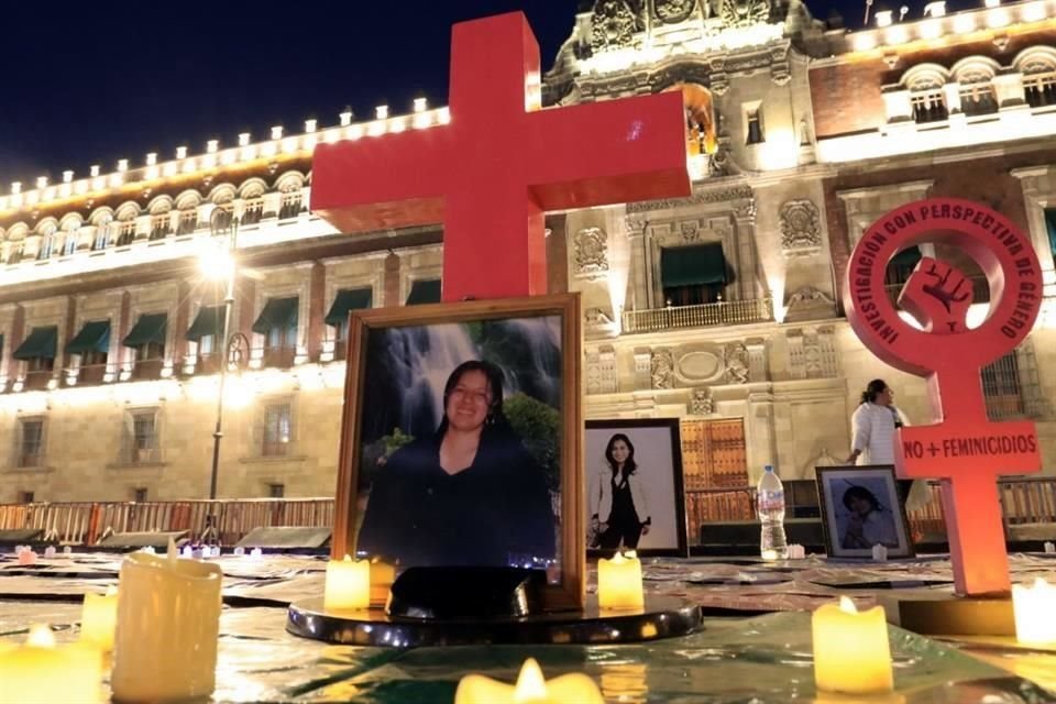 Encienden veladoras por feminicidios frente a Palacio Nacional.