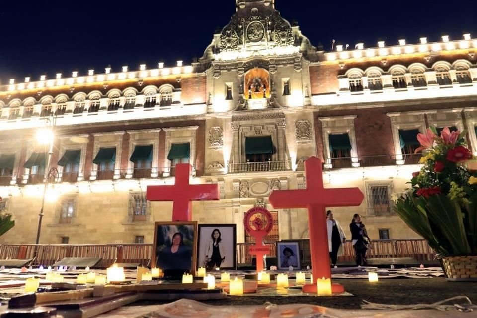 La protesta se registra en el marco del Día Internacional por la Eliminación de la Violencia contra la Mujer.