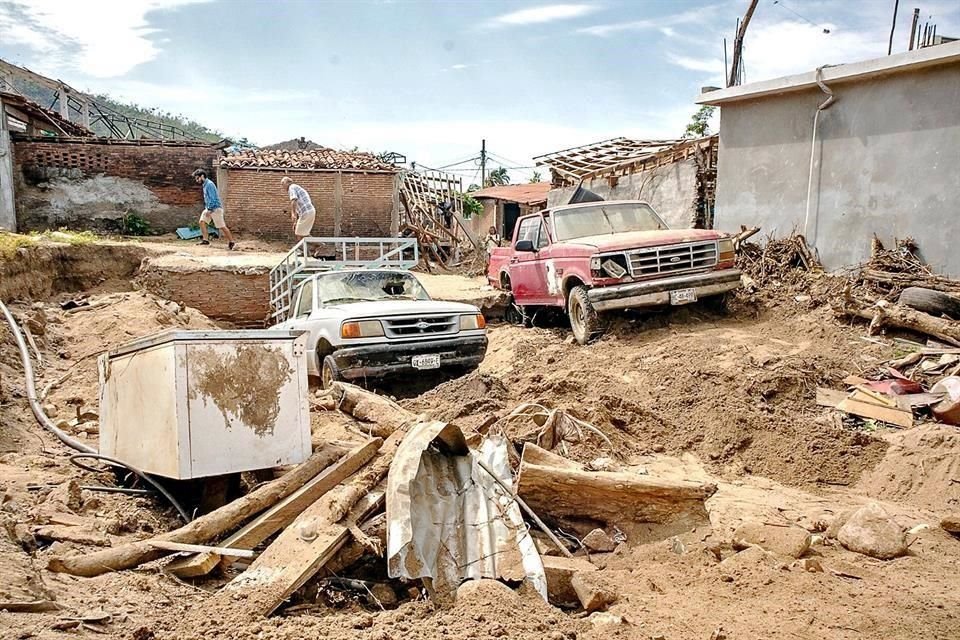 A un mes del paso de 'Otis' por Guerrero, en Coyuca de Benítez aún se aprecia la devastación y pobladores acusan poco apoyo gubernamental.