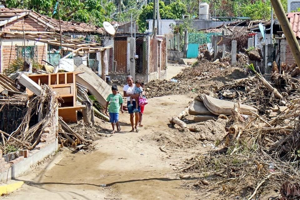 A un mes del paso de 'Otis' por Guerrero, en Coyuca de Benítez aún se aprecia la devastación y pobladores acusan poco apoyo gubernamental.