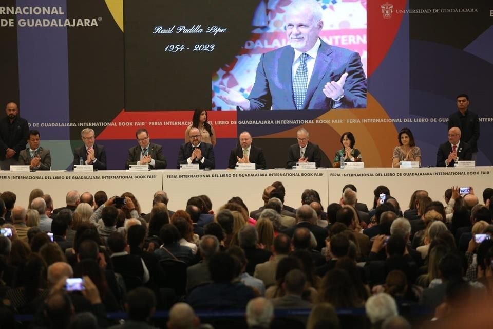 Inauguran la edición 2023 de la FIL con homenaje a Raúl Padilla en el discurso de Ricardo Villanueva, Rector de la UdeG.