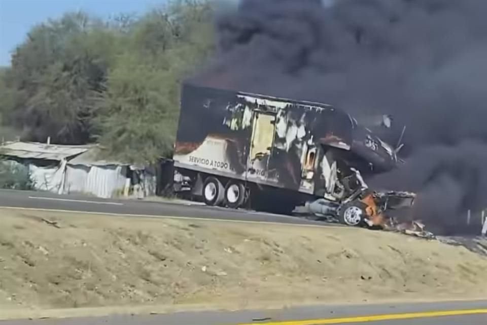 Vehículos fueron incendiados para bloquear la autopista que va de Guadalajara a Colima tras el arresto de 'El CR', jefe regional del CJNG.