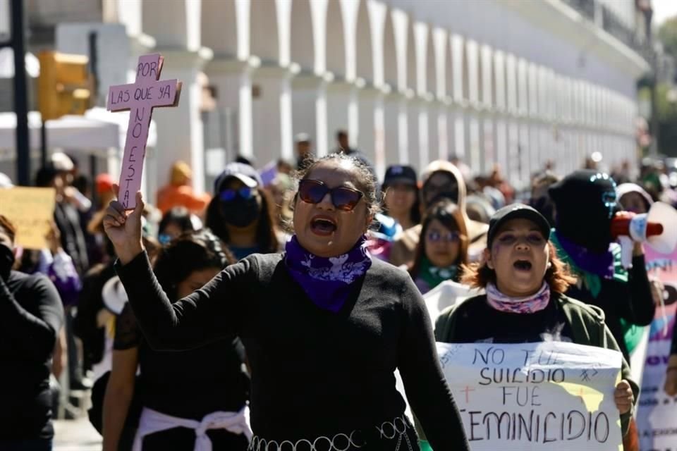 En el marco del 25N, mujeres marcharon por calles de Toluca.