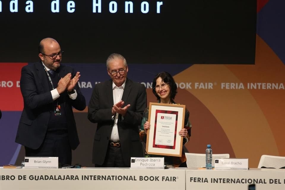 En medio de una ceremonia inusualmente larga, que se prolongó durante dos horas con 15 minutos, la poeta Coral Bracho recibió el Premio FIL de Literatura en Lenguas Romances 2023.