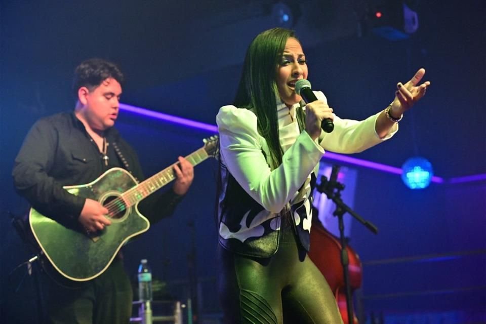 La abogada de Joaquín 'El Chapo' Guzmán, Mariel Colón Miró, intenta abrirse camino como cantante de música mexicana.