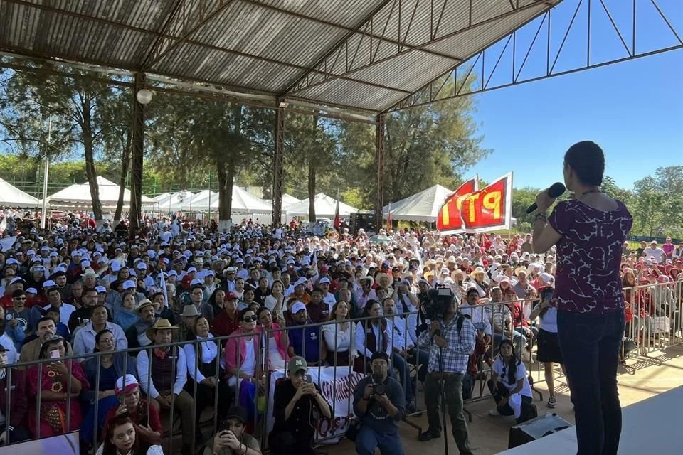 Sheinbaum dijo que el próximo año, los mexicanos decidirán entre 'la transformación o regresar a la corrupción'.