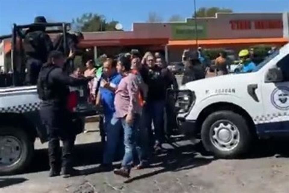 El legislador fue auxiliado por allegados para que lo liberaran.