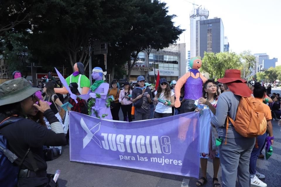 Mujeres marchan en el Día Internacional de la Eliminación de la Violencia contra la Mujer.
