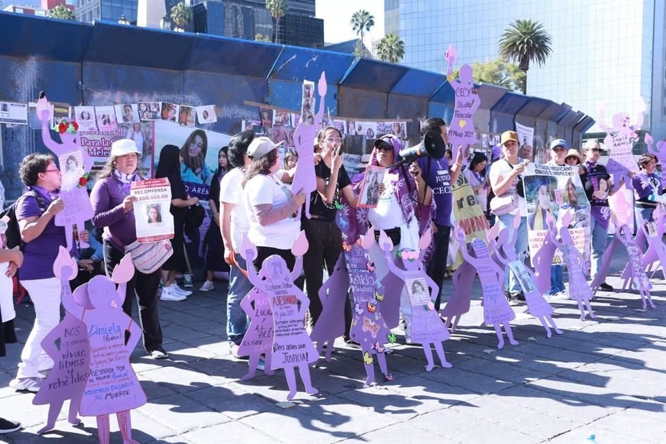 Madres cargaron figuras moradas que representaban a las mujeres que han sido asesinadas o violentadas en el País.