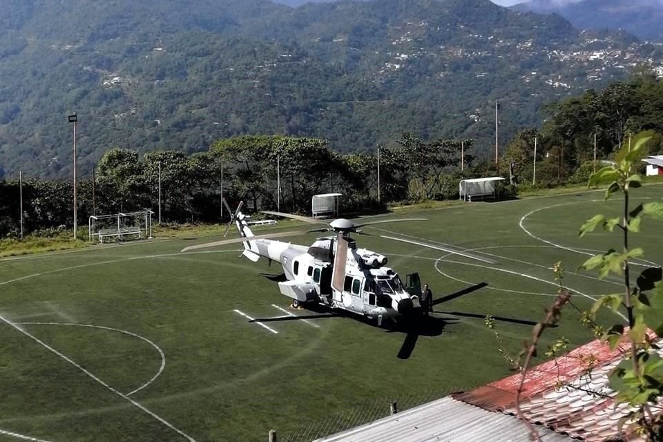 AMLO llegó a tierras mazatecas a bordo de un helicóptero Cougar de la Fuerza Aérea Mexicana.