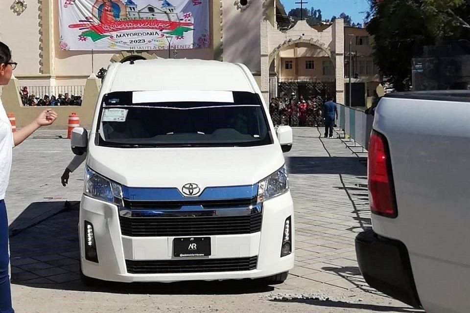 Se trasladó a la ciudad como copiloto en una camioneta Van blanca.