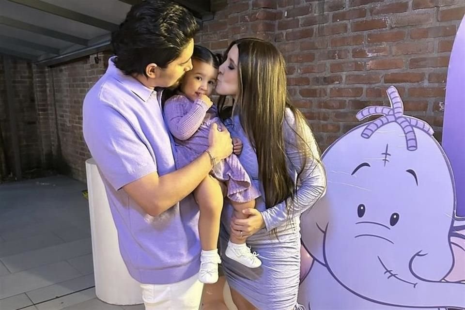 Alex Fernández, su esposa Alexia y su hija Mía en el Baby Shower de Nirvana.