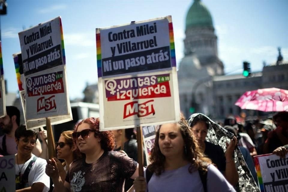 Partidos de izquierda y militantes de varias organizaciones marcharon hacia la Casa Rosada con pancartas 'por el aborto seguro, legal y gratuito' y contra las 'violencias machistas'.