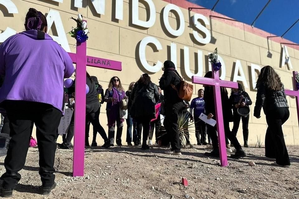 En la entrada a Ciudad Juárez fueron colocadas cruces rosas con los nombres de mujeres víctimas de feminicidio.