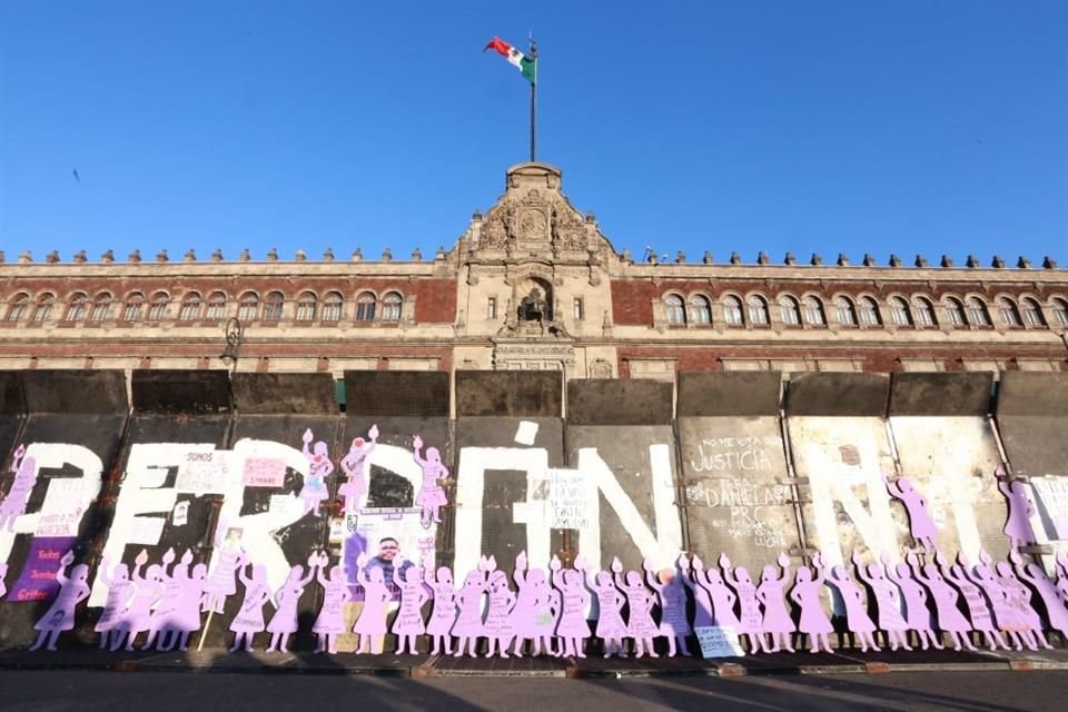 Los nombres de víctimas de feminicidio y de mujeres desaparecidas fueron escritos en siluetas moradas, algunas de las cuales se colocaron en las vallas montadas al exterior de Palacio Nacional.