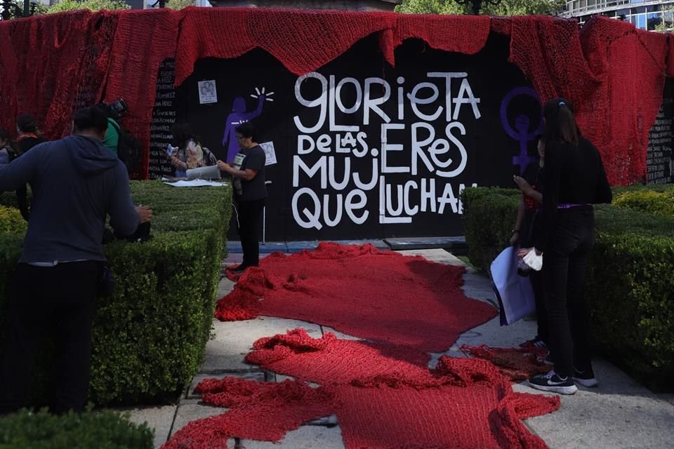 La Glorieta de las Mujeres que Luchan fue cubierta con tejido rojo.