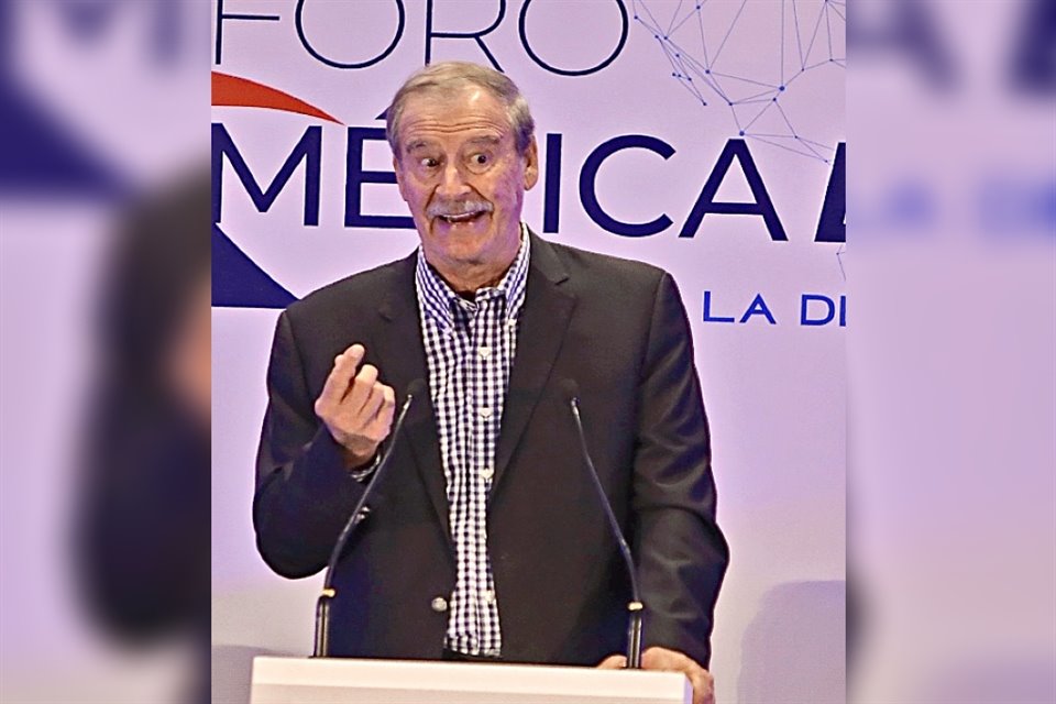 En pleno 25N, Vicente Fox causó polémica y críticas al insultar a Mariana Rodríguez, esposa de Samuel García, llamándola 'dama de compañía'.