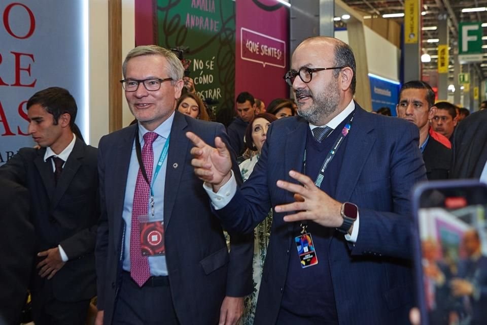 El jefe de la delegación de la UE, Gauter Mignot, y Ricardo Villanueva, Rector de la UdeG.