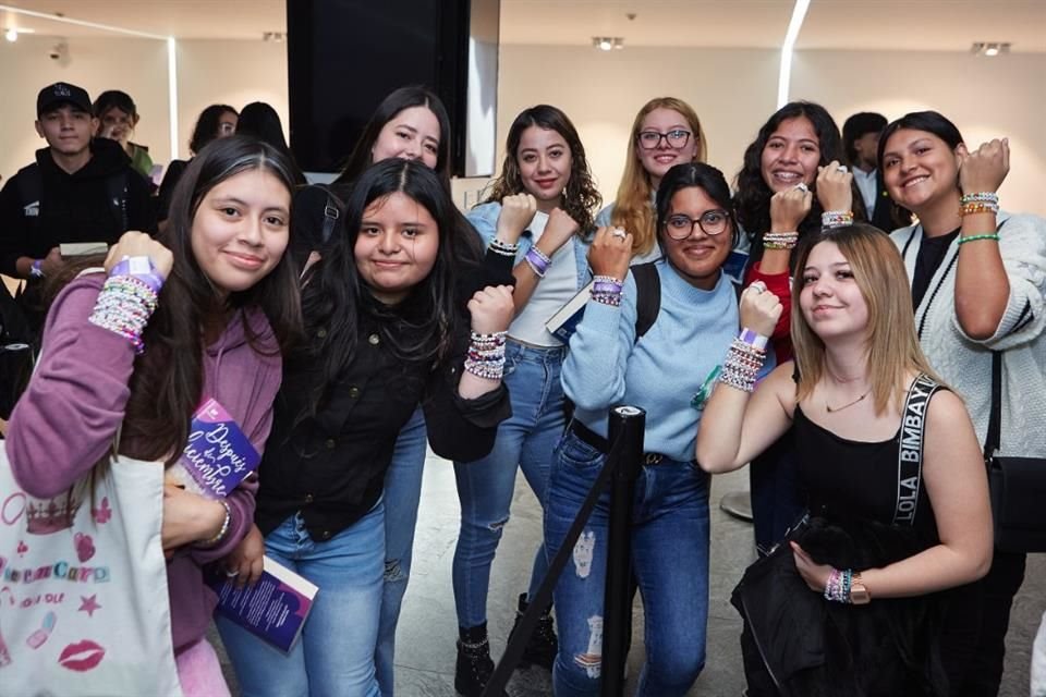 Como 'Swifties', estas fans intercambiaron ayer pulseras en la FIL.