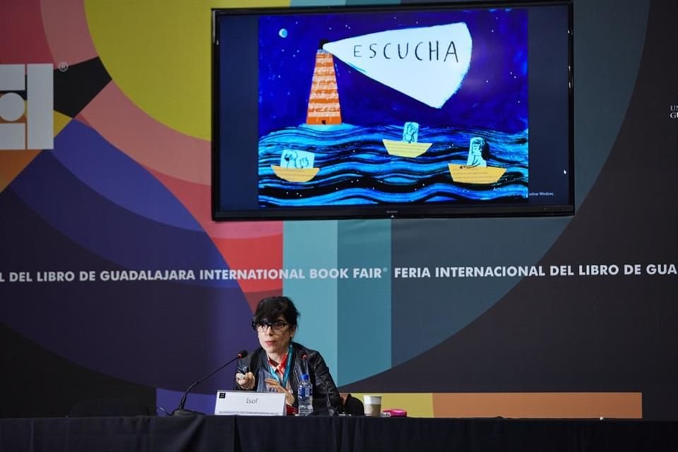 Marisol Misenta, mejor conocida como Isol, estuvo hoy en el Salón de Profesionales de la Feria Internacional del Libro de Guadalajara para compartir los procesos de creación su libros.