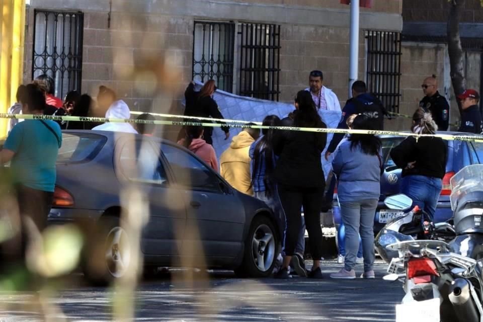 Una joven de entre 25 y 30 años falleció traes caer de un edificio en Buenavista.