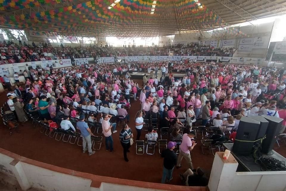 Simpatizantes y estructuras políticas se reunieron en el Lienzo Charro de Guadalajara para recibir a la aspirante presidencial.